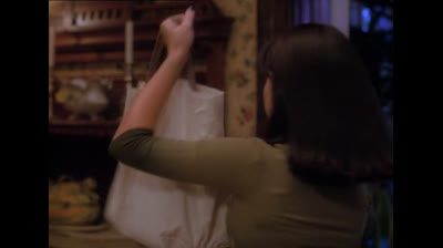 Embrujadas 1x01  Por aquí llega algo magico