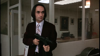 Quel.Pomeriggio.Di.Un.Giorno.Da.Cani.1975.ITA.Dei piccoli criminali cercano di rubare alla filiale di una banca di Brooklyn, ma a causa dell'inesperienza qualcosa va storto.